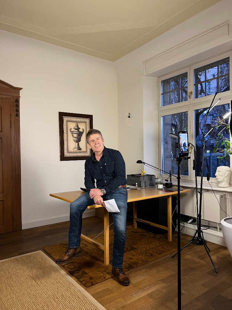 Uwe Sélan Preising bei der Vorbereitung von Inhalten und Aufnahmen